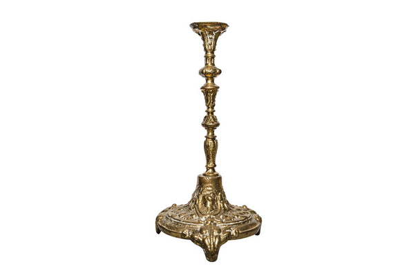 Yksikätinen kynttilänjalka messingistä valmistettu vanha koristeellinen tyyli, eristetty valkoisella pohjalla leikkausreitillä
. - Valokuva, kuva