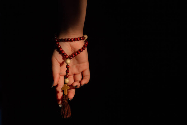 Female hand wearing rosary. - Foto, Bild