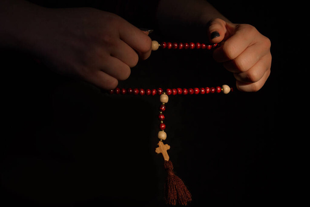 Womans mani allungamento rosario con perline rosse
. - Foto, immagini