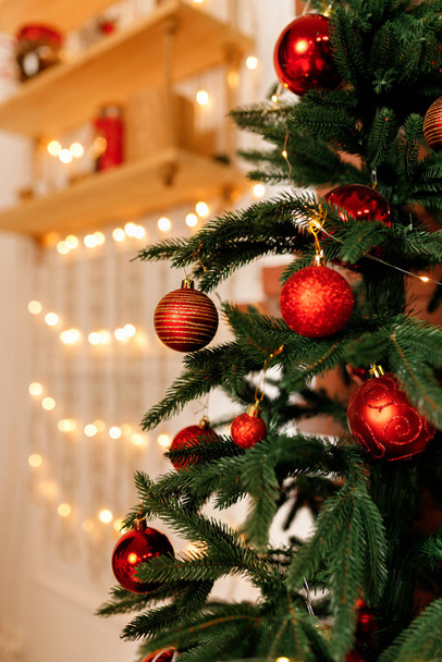 Krásné červené vánoční koule zavěšené na vánoční strom větev - Fotografie, Obrázek