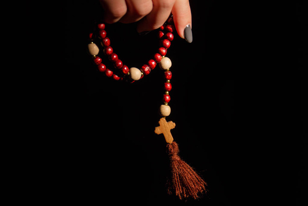 Lähikuva naisten käsi tilalla rukousnauha helmiä
. - Valokuva, kuva
