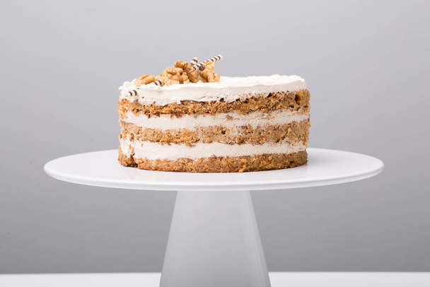деталі смачного концептуального горіхового торта на сірому фоні
 - Фото, зображення