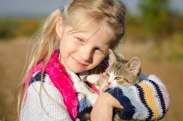 Kind hält süßes Katzenhaustier - Foto, Bild