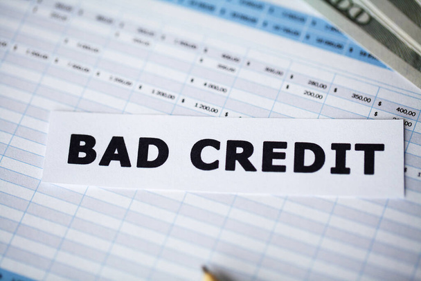 schlechte Kreditwürdigkeit, auf einem weißen Blatt Papier geschrieben - Foto, Bild