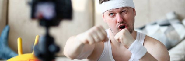 Parrakas mies tallennus nyrkkeily digitaalikameralla
 - Valokuva, kuva