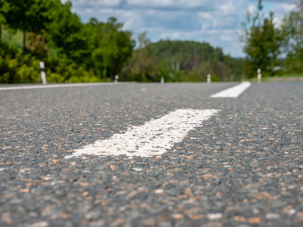 Ligne sur l'asphalte d'une route
 - Photo, image