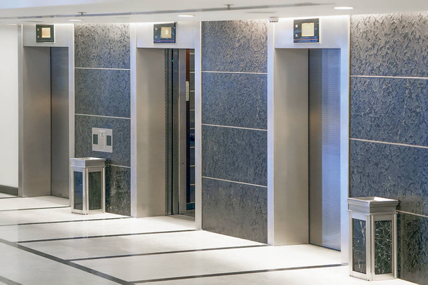 Ascenseur dans le centre d'affaires ou à l'hôtel
 - Photo, image