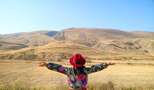 Γυναικεία Traveler Ανοίγοντας τα χέρια με το εντυπωσιακό τοπίο της επαρχίας Vayots Dzor στην Αρμενία - Φωτογραφία, εικόνα
