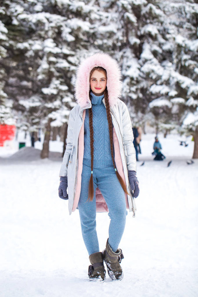 Fashion young girl in the winter time - Foto, Imagem