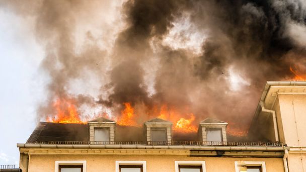 Закрыть вид на пламя в окне верхнего этажа - Фото, изображение