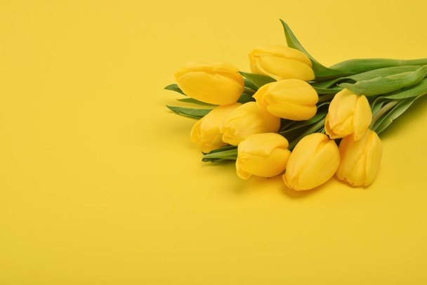 bukiet kwiatów tulipan na żółtym tle - Zdjęcie, obraz