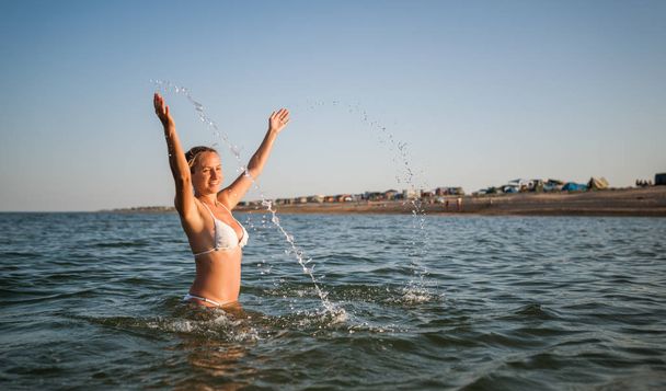Beautiful cheerful young woman bathes - Fotoğraf, Görsel