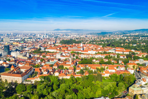 Widok z powietrza na Zagrzeb, stolicę Chorwacji, centrum miasta i Górne Miasto, krajobraz miejski - Zdjęcie, obraz