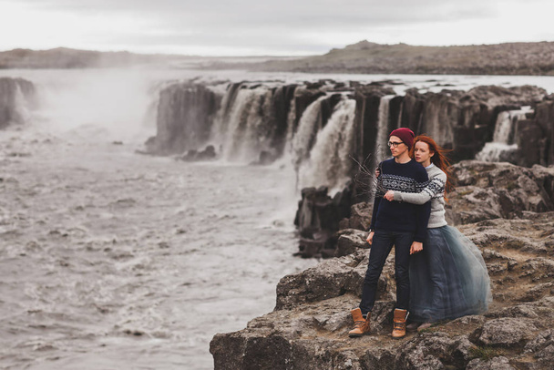 Mutlu hipster çifti popüler Selfoss suyunun yanında yürüyor. - Fotoğraf, Görsel