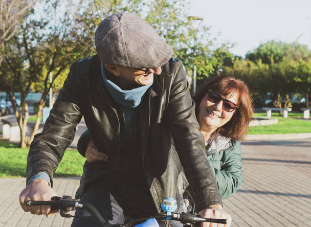 пенсійна пара насолоджується вільним часом прогулянки з велосипедом - середина
- - Фото, зображення