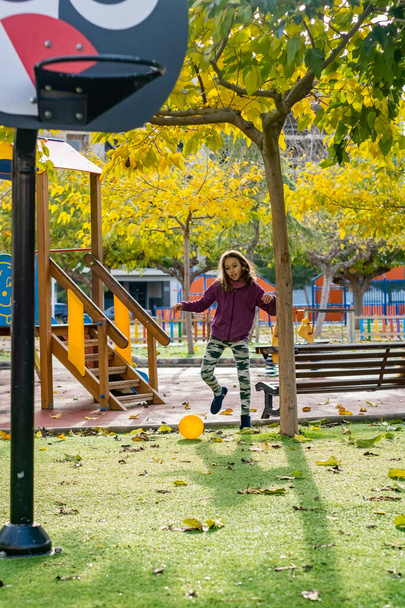 маленька дівчинка грає в парку
 - Фото, зображення