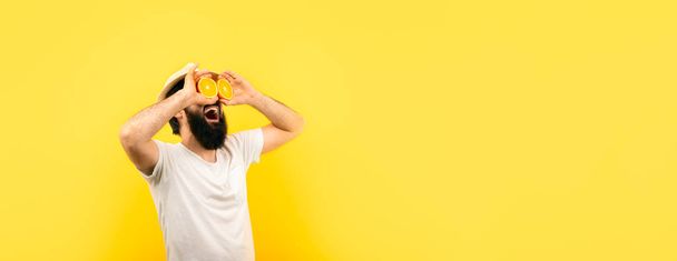 человек с лимонными ломтиками панорамный
 - Фото, изображение