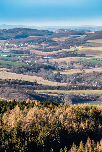 Czeski krajobraz z punktu widzenia Hvizdinec-Czechy - Zdjęcie, obraz