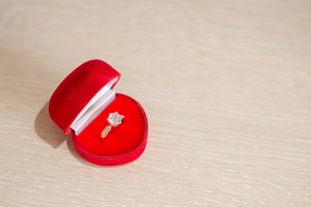 diamanten ring in rood hartvormige doos Cadeau voor verjaardag, Valentijnsdag, verloving, Moederdag - Foto, afbeelding