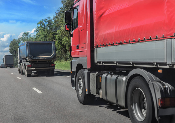 Lastwagen transportieren Güter auf einer Autobahn  - Foto, Bild