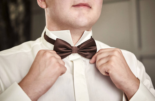 hombre de negocios que se pone corbata de lazo, ropa de mariposa hombre, novio preparándose en la mañana antes de la ceremonia de la boda. Moda de hombres - Foto, imagen