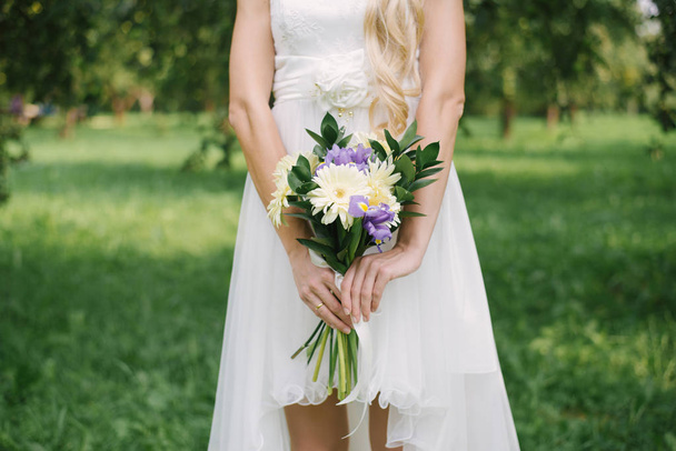 Bruiloft boeket van lila paarse irissen en lichtgele gerbera 's - Foto, afbeelding