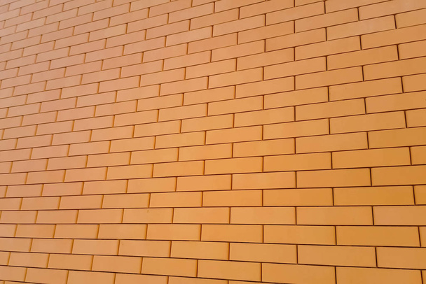 A ház sárga szilikát téglából készült. A falak és homlokzat - Fotó, kép