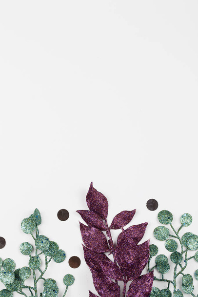 hojas pintadas de púrpura y verde sobre fondo blanco. Marco de borde de diseño creativo
. - Foto, Imagen