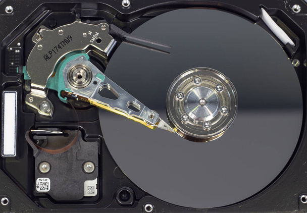 Desmontar un disco duro de una computadora, un disco duro con un efecto espejo un disco duro de una computadora, un disco duro con un efecto espejo Parte de una computadora, primer plano HDD
 - Foto, imagen