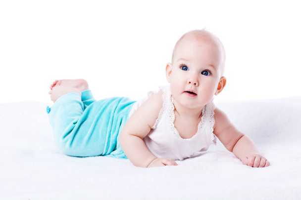 boldog fiatal baba pocakját hazudik - Fotó, kép