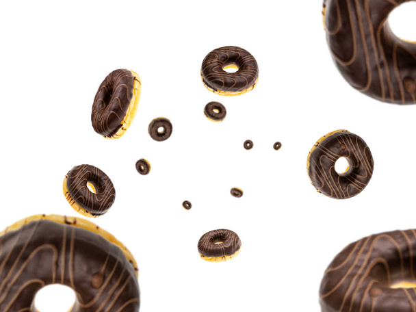 leckeres Gebäck Frühstück. Fliegender Keks. runde süße Donuts in Bewegung fliegen auf weißem Hintergrund - Foto, Bild