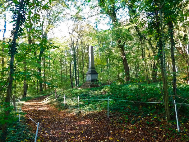 Obelisk v zahradě je zapomenut - Fotografie, Obrázek