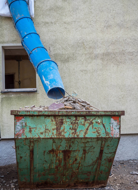 Trümmerrutsche auf einer Baustelle mit Container - Foto, Bild