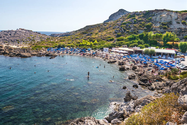 Bahía de Ladiko con playa de Ladiko con turistas (Rodas, Grecia
 - Foto, imagen