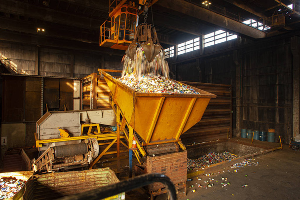 afvalberg wordt gesorteerd voor recycling van materialen - Foto, afbeelding