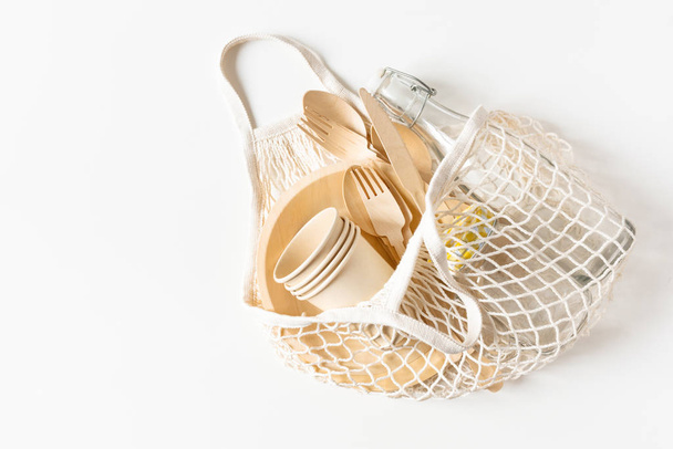 Baumwollnetztasche zum Einkaufen mit Einweggeschirr. Zero Waste, plastikfrei, nachhaltiges Lifestylekonzept. - Foto, Bild
