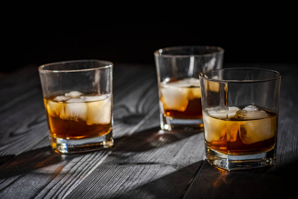 a glass of whiskey with ice - Фото, зображення