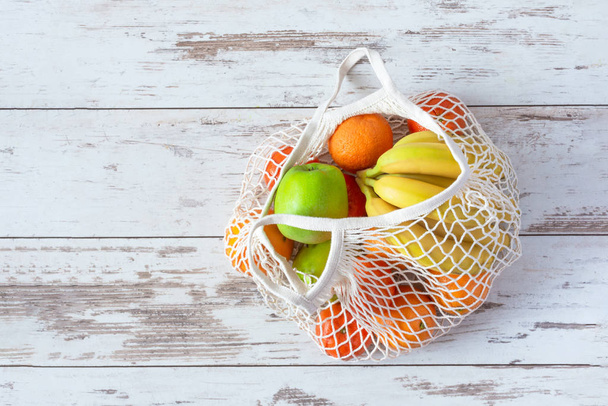 果物や野菜と食料品のための綿メッシュバッグ。廃棄物ゼロプラスチックショッピングなし持続可能なライフスタイルコンセプト. - 写真・画像