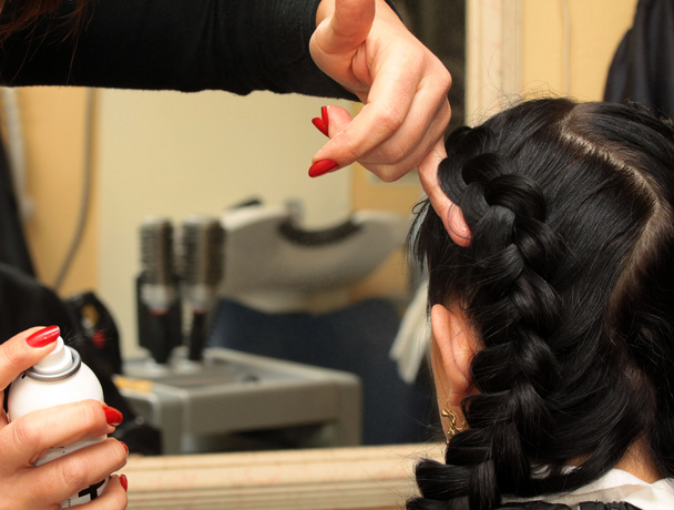 美容師は長い黒髪の女性上のヘアスタイル - 写真・画像