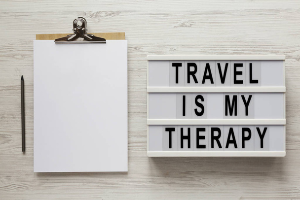 'Viajar é a minha terapia' palavras em um quadro moderno, prancheta com b
 - Foto, Imagem