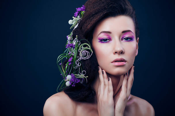 Beauty girl with orchid flowers and professional makeup - Foto, Imagem