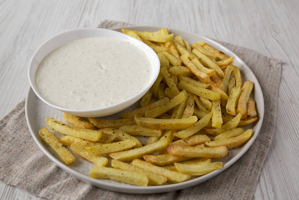 Homemade Crispy Ranch Fries на сірій пластині на білому дерев'яному су - Фото, зображення
