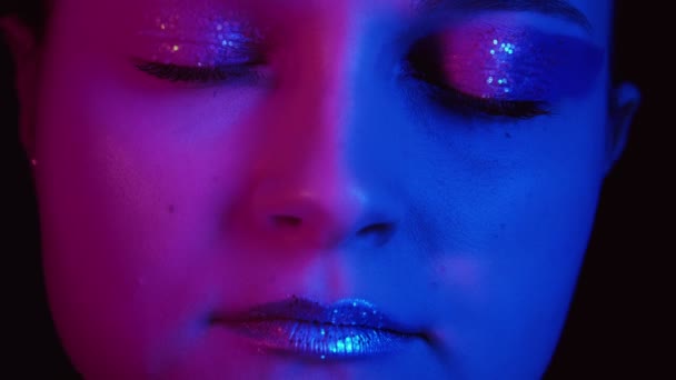 neonové světlo portrét uvolněná žena zavřené oči - Záběry, video