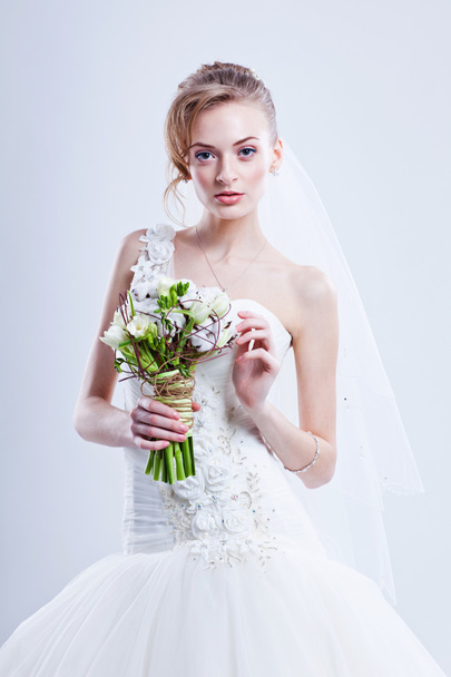 Bride portrait. Wedding dress. Wedding flowers - Φωτογραφία, εικόνα