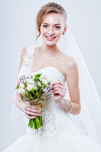 Bride portrait. Wedding dress. Wedding flowers - Fotó, kép