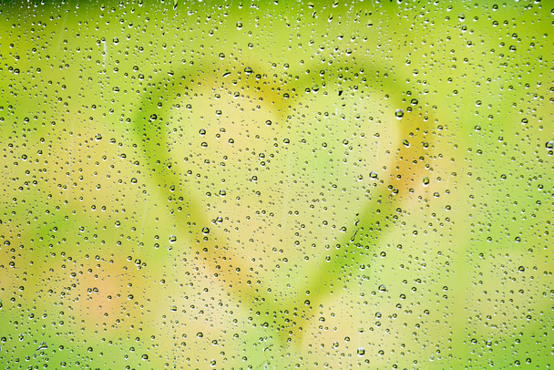 Coeur dessiné sur le brouillard fenêtre en verre avec de la pluie comme une ge romantique
 - Photo, image