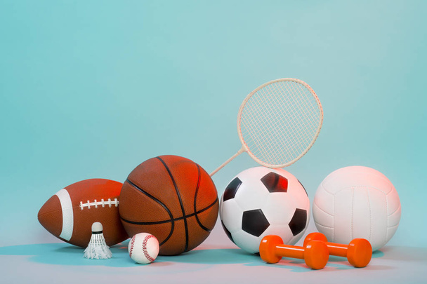 Equipamiento deportivo, raquetas y pelotas sobre fondo azul y espacio para copiar
. - Foto, Imagen