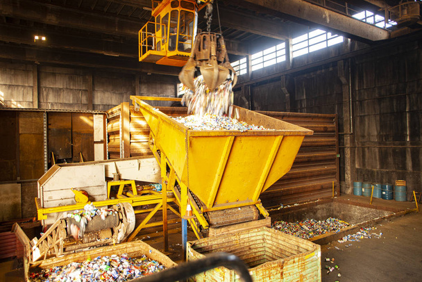 Müllberge werden für das Recycling von Materialien sortiert - Foto, Bild