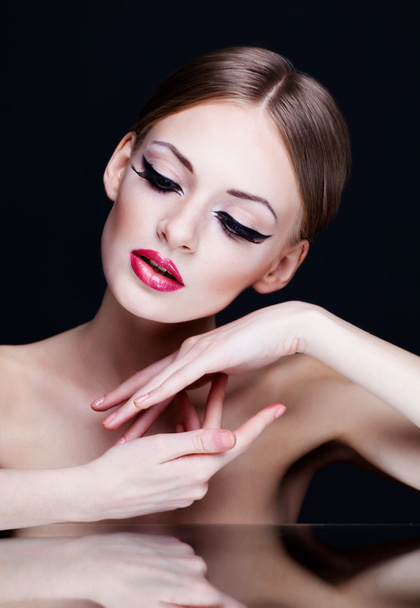 Fashion girl portrait. Red glossy lips. Bright makeup. - Foto, afbeelding