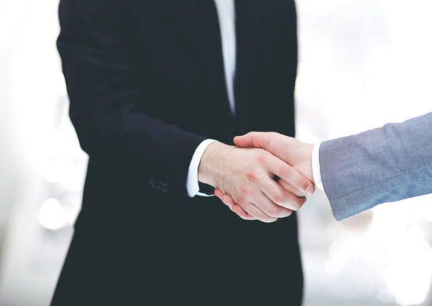 Succesvolle zakenmensen die elkaar de hand schudden om een deal te sluiten - Foto, afbeelding